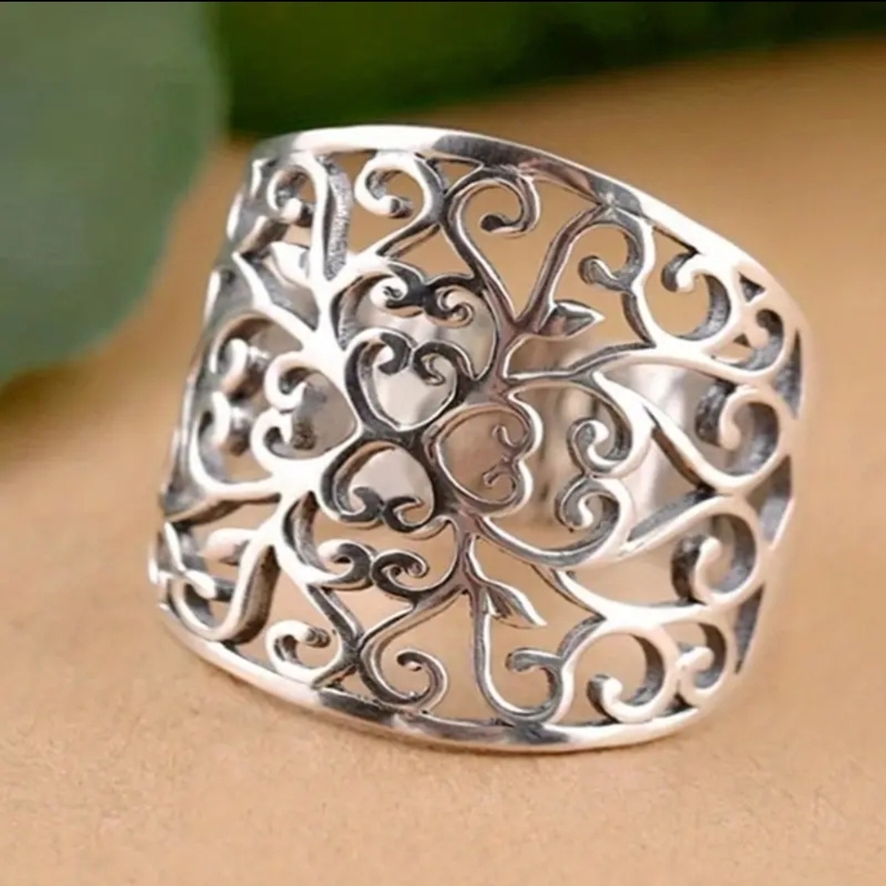 Elegant Silver Filigree Ring